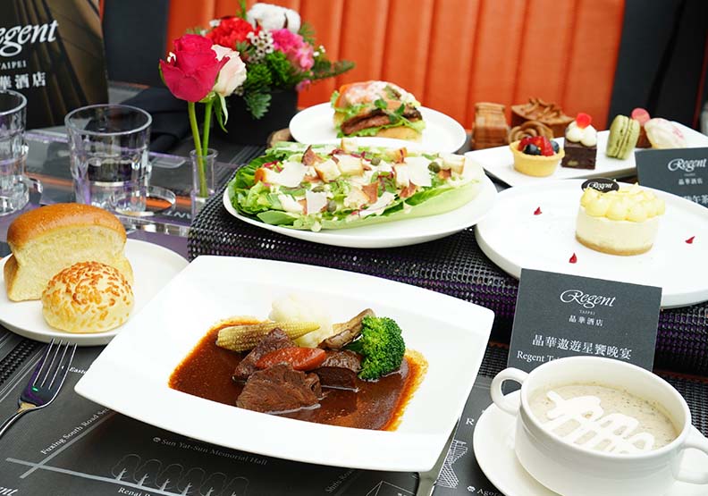 雙層餐車晚餐時段提供晶華酒店夢幻隱藏料理「紅酒慢燉和牛頰」，及Robins Grill的經典奶油蘑菇湯。台北市觀傳局提供。