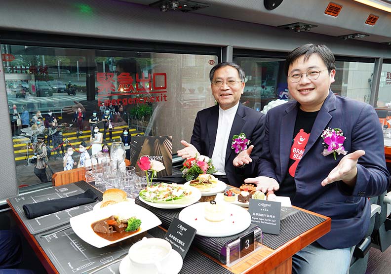 北市副市長蔡炳坤（左）與觀傳局長劉奕霆（右）說明，疫情期間雙層餐車將與大型活動結合。台北市觀傳局提供。