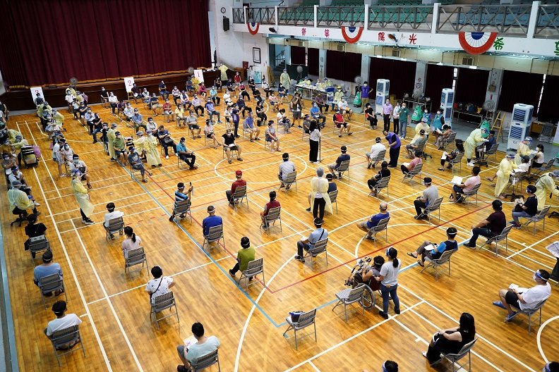 嘉義縣採行類日本「宇美町」一站式快打站，提高疫苗施打效率。