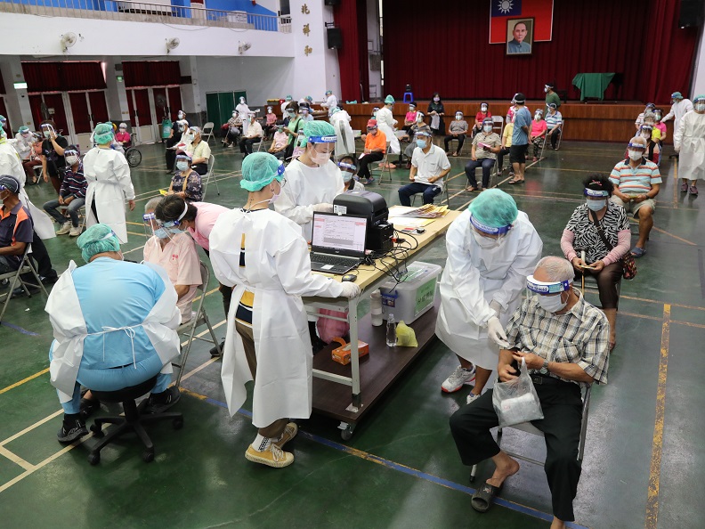 嘉義縣獨創「疫苗快打車」，整合掛號醫師評估、行動式量血壓，除等候區外，掛號、量血壓、問診、休息觀察1站到位。