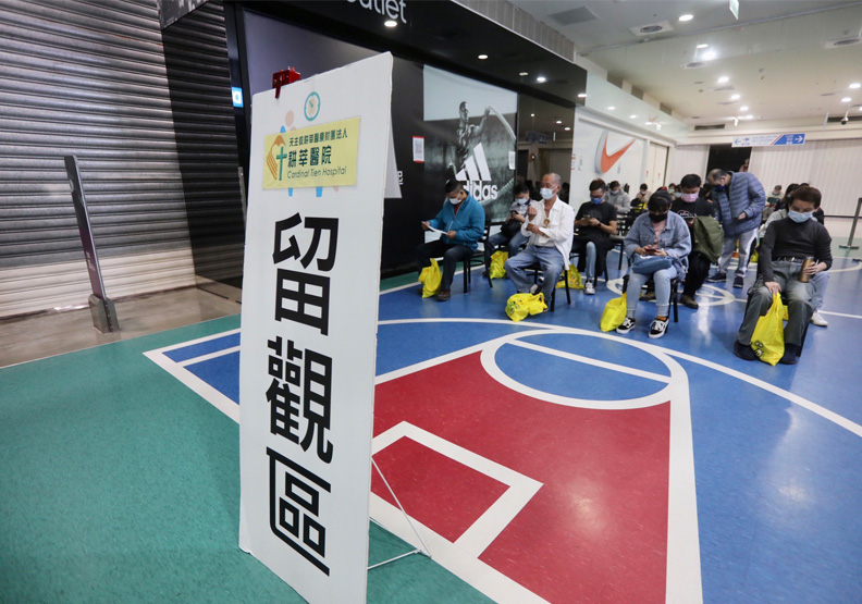 家樂福部分門市開打,提供限量「健康禮」,接種完的民眾在留觀區稍作休息。張智傑攝