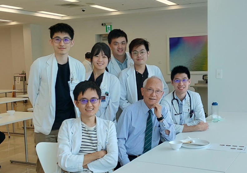 黃達夫院長與醫學生進行教學聚會。圖片由黃達夫提供