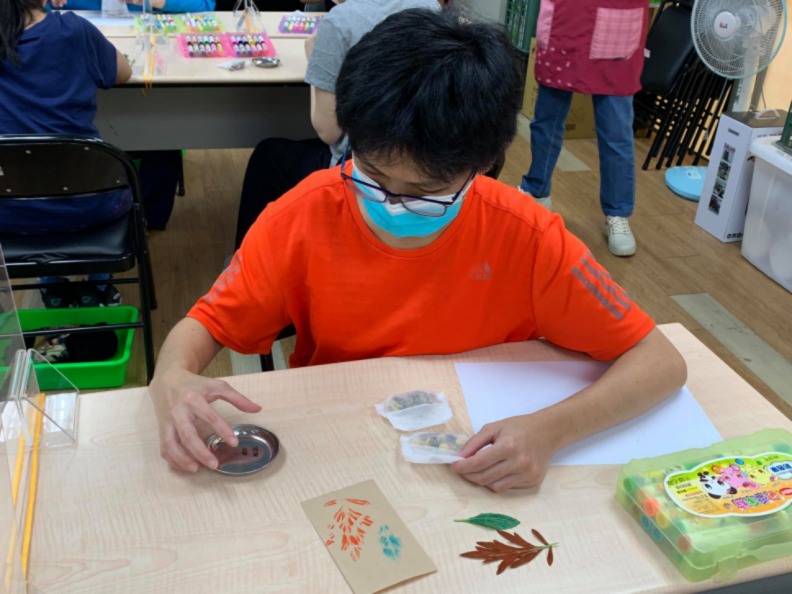 在手作的過程中,並且經過團體的祝福,得到心靈上的療癒。取自張博然臉書