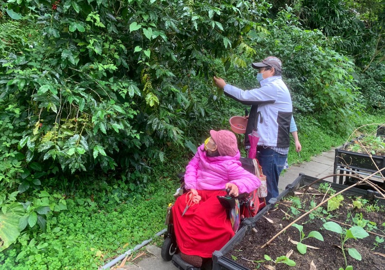 在所有的輔助性治療中,只有園藝治療和寵物治療,是用生命來醫治生命。取自張博然臉書