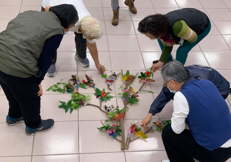 植物就是老師,照顧植物、陪伴生命長大,或是利用植物做成產品,人在過程中就會被療癒。取自張博然臉書