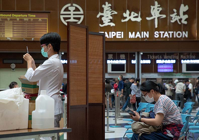 當前台灣疫情延燒，不少人希望限縮民眾流動以及升三級因應，僅為情境配圖。遠見池孟諭攝影