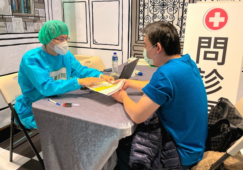 板橋大遠百與亞東醫院聯合規劃現場配置，有醫師、護理師、藥師和行政人員專業團隊。圖片由遠東百貨提供