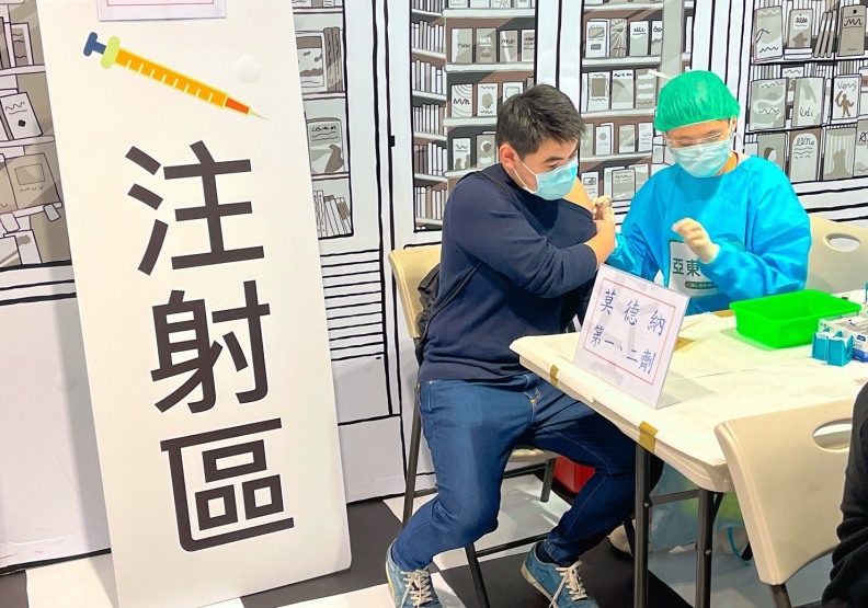 板橋大遠百12月8日(三)正式開站，以帶狀服務的方式讓來新北歡樂耶誕城的民眾就近施打疫苗。圖片由遠東百貨提供