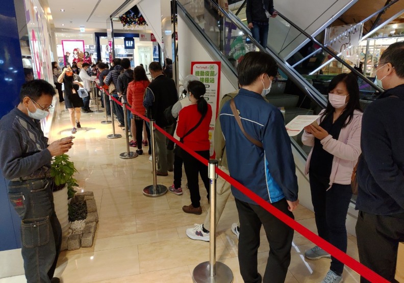 12月8日下午13：00開打前，即湧入上百名民眾排隊等候施打疫苗。圖片由遠東百貨提供