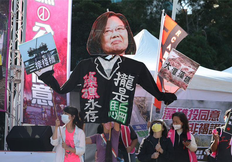 主辦單位高舉特製圖像，聲明環境保育立場。蘇義傑攝