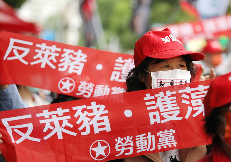 特定政黨遊行民眾拉開紅布條。蘇義傑攝