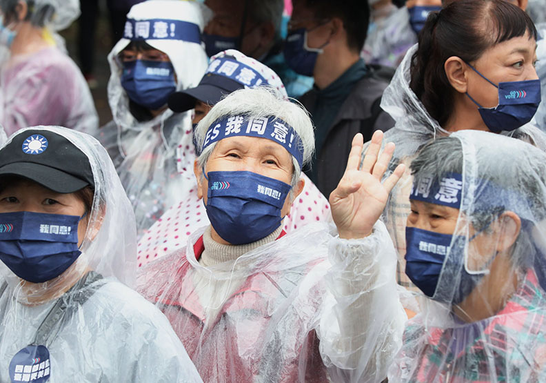 12月9日新增1例COVID-19本土病例，上街遊行也要將口罩戴好戴滿。蘇義傑攝