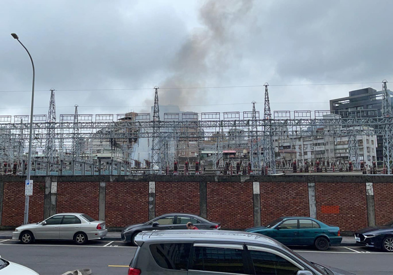 圖／台北市萬隆變電所昨天爆炸起火，引發大規模停電。取自賴士葆臉書