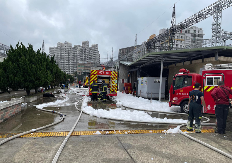 萬隆變電所爆炸出動大批消防人員。取自賴士葆臉書