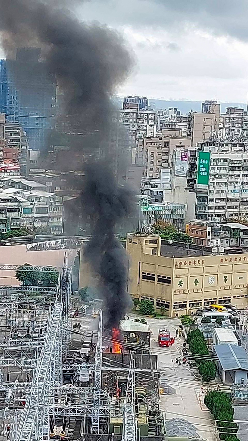 台北市萬隆變電所昨天爆炸起火，引發大規模停電，警消獲報後到場搶救。聯合新聞網提供