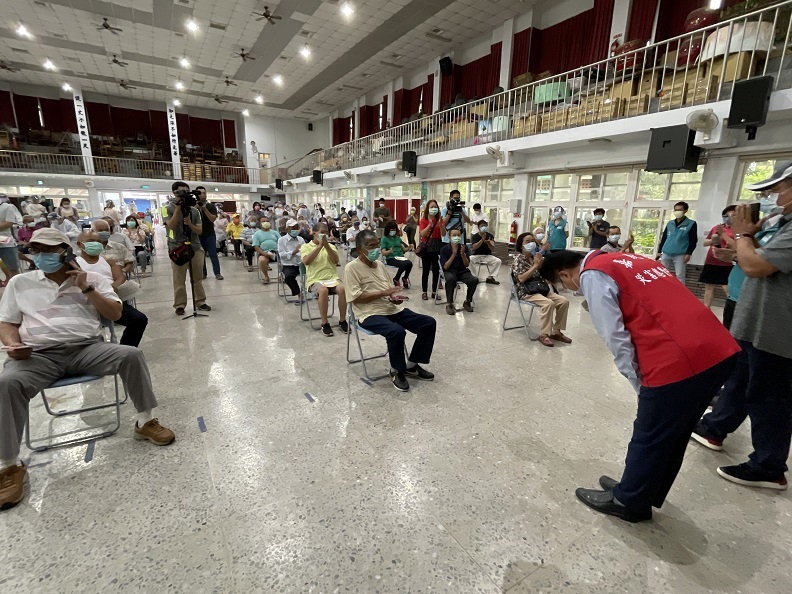 嘉義縣長翁章梁視察縣內各鄉鎮大型接種案。