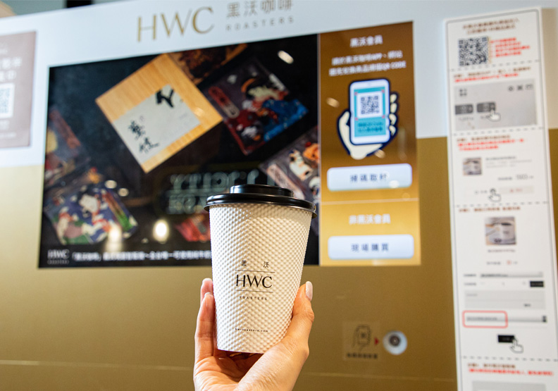 圖／黑沃咖啡推出的「AI智慧咖啡販賣機」是全台唯一以冷藏牛乳製成奶泡的自動販賣機。池孟諭攝