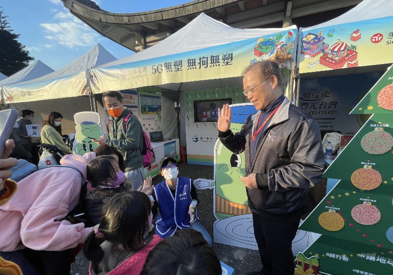 圖 / 中華電信董事長謝繼茂(右一) 號召員工與眷屬一起力倡「5G無塑 無拘無束」新生活，積極朝環境永續的目標前進。