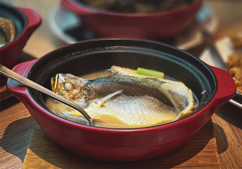 研究發現長者多吃鮮魚，似乎能預防腦血管疾病。Unsplash by Bao Menglong