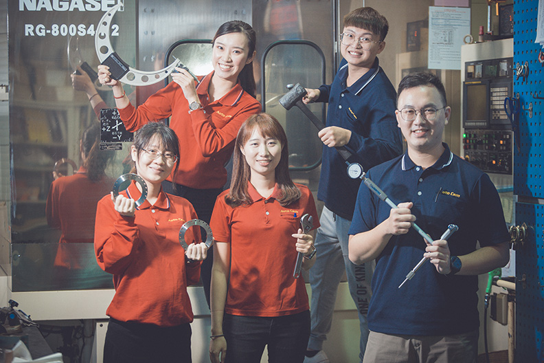 王議弘（右一）與團隊，努力以數位轉型為歐權打造工業4.0的產業競爭力。