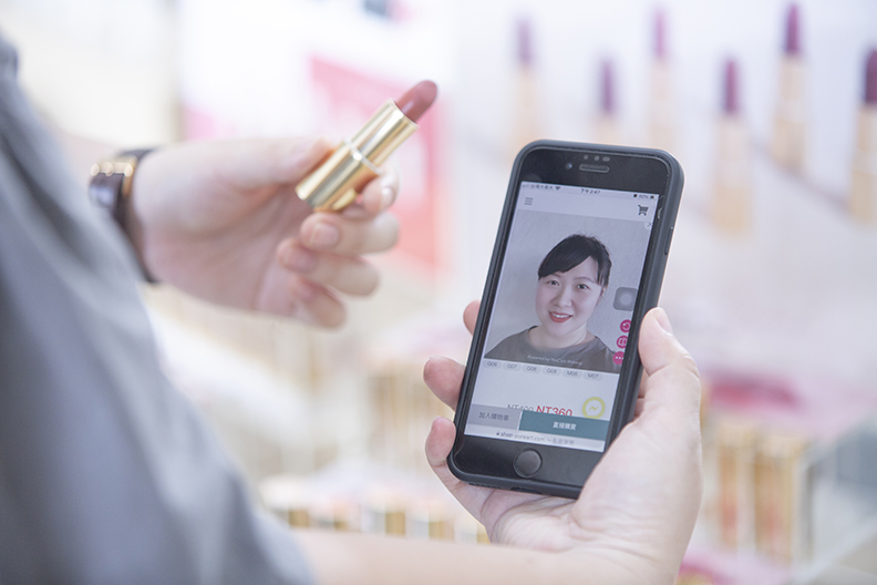 藉由數位線上試妝，成功打入年輕市場，奠定慶生堂自有品牌的地位。