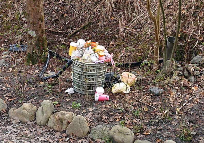 宜蘭三層坪農塘的垃圾散落一地，取自宜蘭縣枕山產業文化促進會FB。