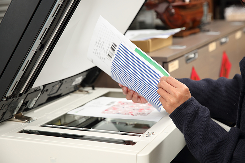 將想要的布樣掃描上傳，透過Frontier平台AI引擎自動辨識，就能快速找到想要的布樣。