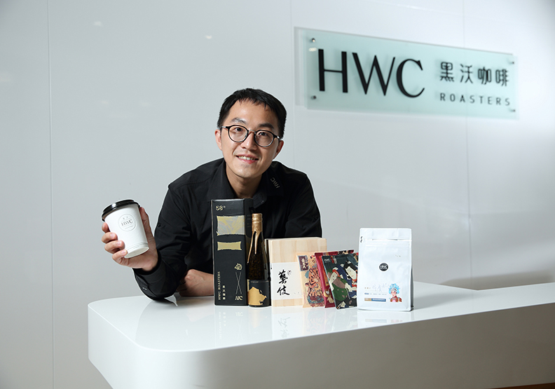 圖 / 黑沃咖啡策略長鍾曜羽表示，黑沃咖啡在「中小食品製造業數位轉型推動計畫」下，透過數位轉型順利將坊見常見的外帶咖啡，以獨特的智慧咖啡販賣機呈現。