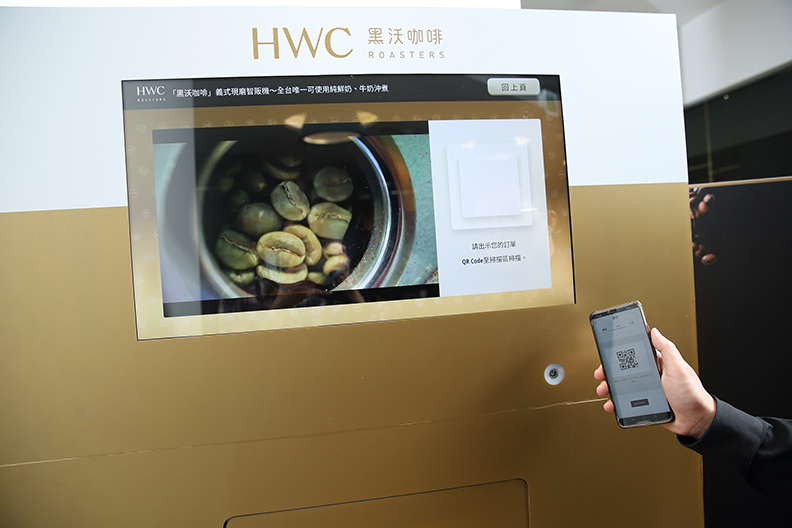 手機登入會員APP掃描QR Code、或點選螢幕,只要等待約莫一分多鐘,就有一杯現做咖啡出爐。