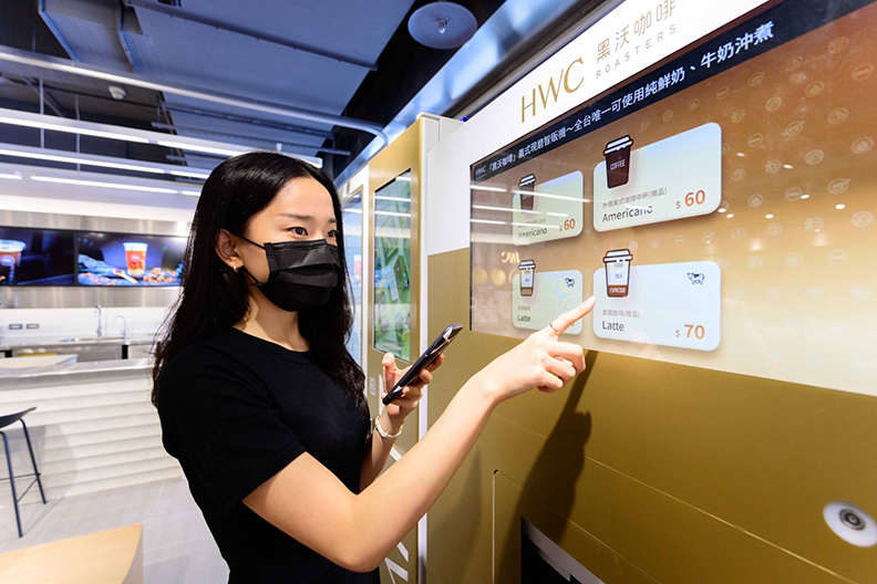 COVID-19造成許多企業面臨生存危機,黑沃咖啡反而逆勢操作掌握零接觸商機,推出全台獨創的智慧咖啡販賣機,透過APP,消費者可以選擇自己想要的咖啡口味。