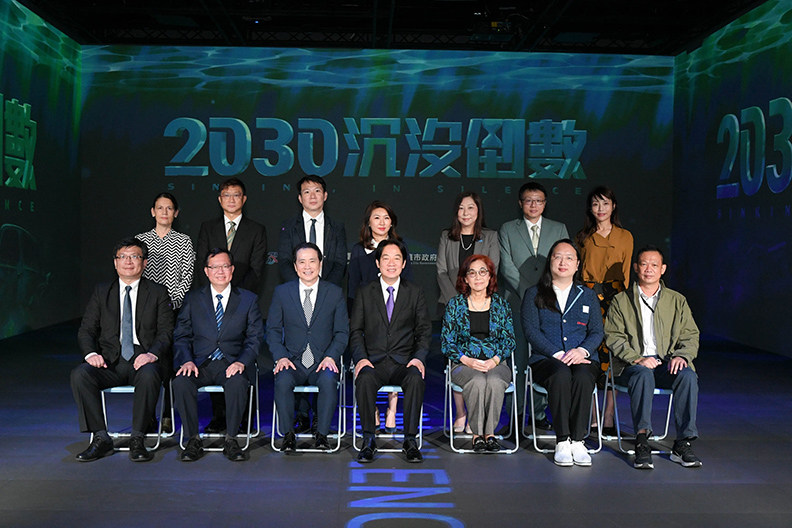 沃旭能源台灣總經理汪欣潔(後排右三)出席「2030沉沒倒數」紀錄片首映記者會,沃旭能源為唯一贊助此部紀錄片的再生能源公司,持續為促進台灣民眾對永續發展和減碳議題的關注而努力。