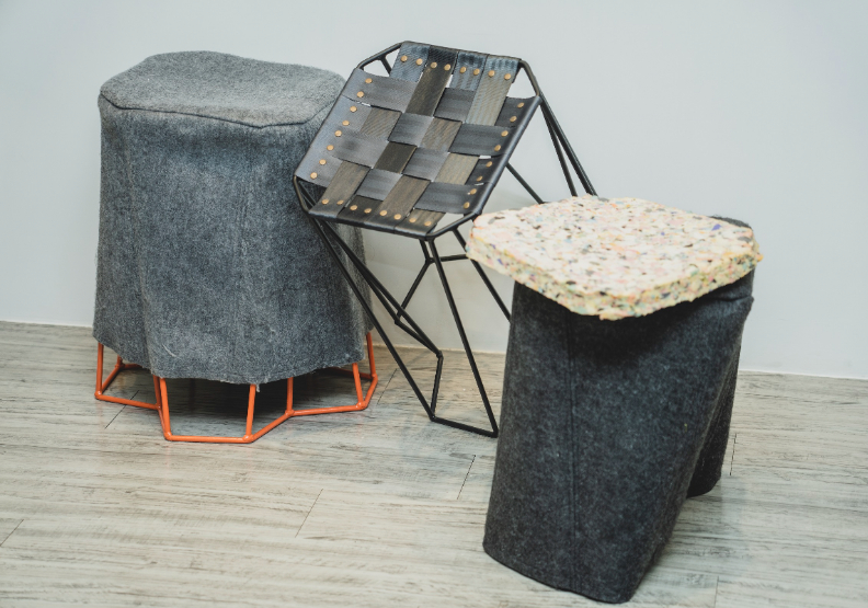 「REnato lab」公司接待區的座椅，以保麗龍重製布料，加上棄置泡棉、汽車安全帶和金屬材料製作而成。台北畫刊提供。