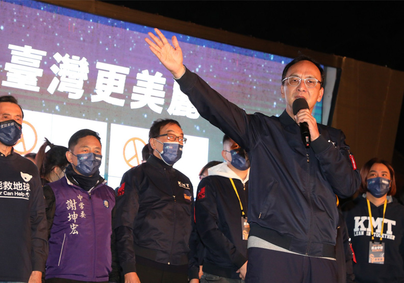 國民黨主席朱立倫將在自由廣場守夜,公投當天一早6點半將舉行升旗活動,催出「四個同意」。蘇義傑攝