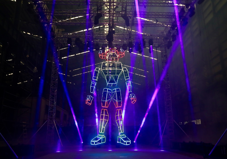 高6公尺的主燈「NEW」會隨燈光、音樂變換舞步動作，是燈節史上首座會跳舞的主燈。台北市觀光傳播局提供。