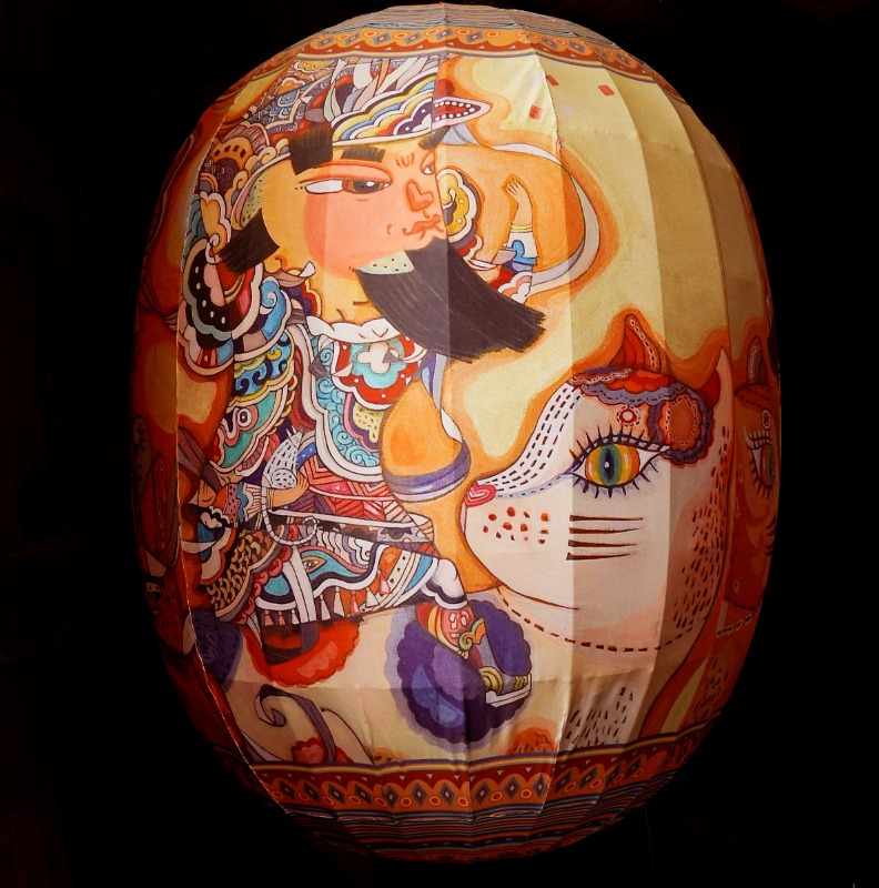 在藝術家創意下,打造可愛、表情逗趣的「門神保平安大燈籠」,是八寶燈區趣味看點之一。台北市觀光傳播局提供。