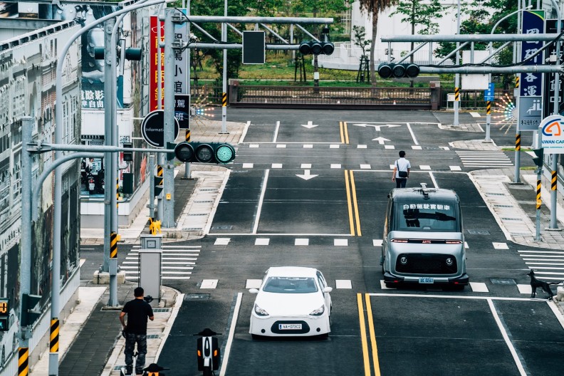 臺南招商成果亮眼之外，更超前部屬，在沙崙智慧綠能科學城的雙引擎助攻下，5G與自駕車研發團隊進駐臺南，未來將臺南翻轉成為一個高科技及綠能科技產業重鎮。（圖為自動駕駛車實驗場域）（臺南市政府提供）