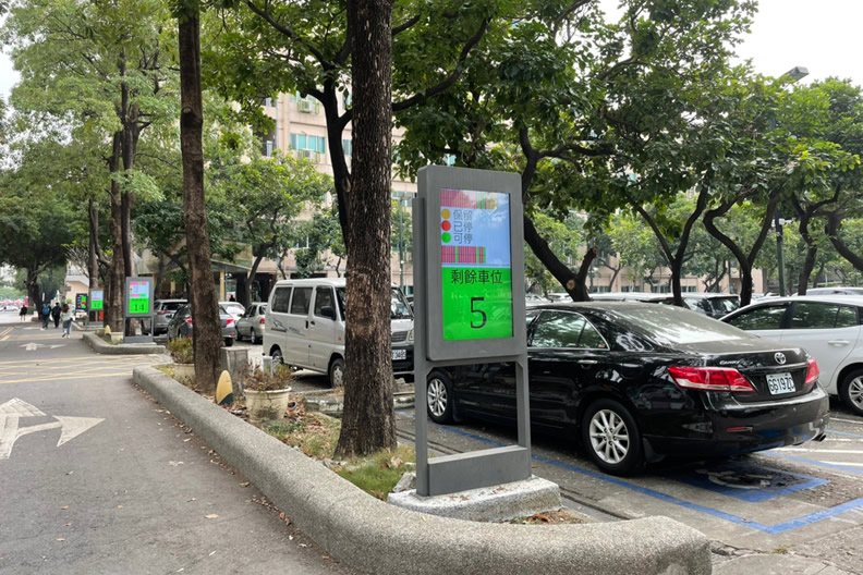 高科大「停車場車位引導系統」，透過智能辨識來統計各區剩餘車位，提高停車指引效率，各校區合併估計每天減少381公斤的碳排放。(高科大提供)