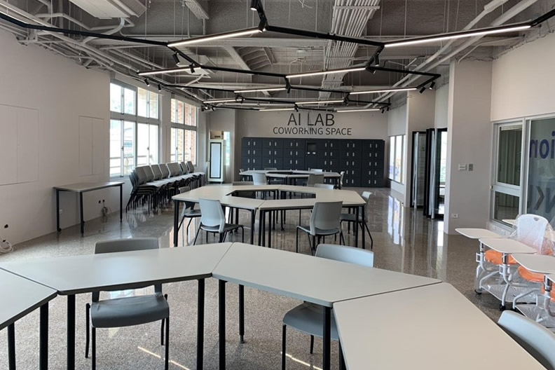 高科大智慧化的教室管理，可以配合課表排程，時間到送電、下課後斷電（圖為燕巢校區的AI LAB；高科大提供）