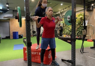 深蹲、硬舉健力三項破百公斤！73歲「舉重阿嬤」曝抗老健身秘訣