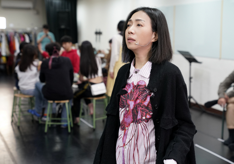 萬芳為角色積極的排練。全民大劇團