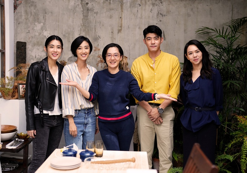 殺青合照四人與導演拍出難分難捨的好交情。紅杉娛樂