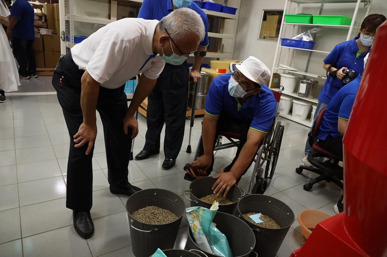 疫情期間,民眾捐款意願降低、募款活動取消、家人無法探視等,影響甚大。頂新和德文教基金會提供