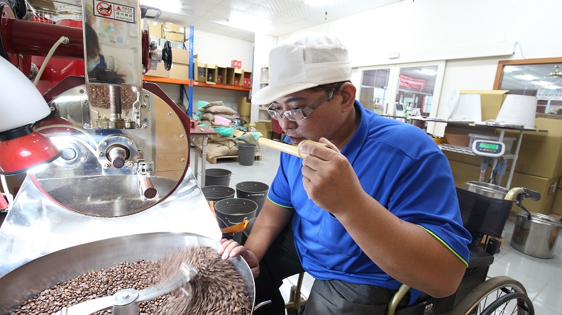 王明德是台灣第一位考取到「SCA國際咖啡師證照」的身障者。頂新和德文教基金會提供