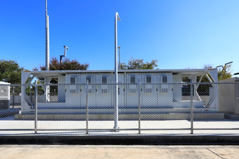 圖/漢翔發展儲能系統穩定電網,於台中廠區建置5MW儲能系統,成為全臺第一家正式參與台電電力交易平台輔助服務營運的上線企業。