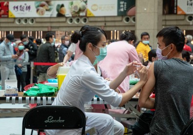 旅行團、健身房祭「3劑令」，為何雙鐵、百貨餐飲卻不限？