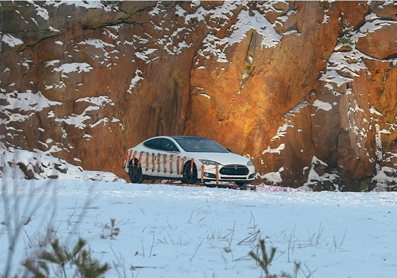 車主在特斯拉Model S車體上綁上30公斤炸藥。擷取自Pommijätkät YouTube