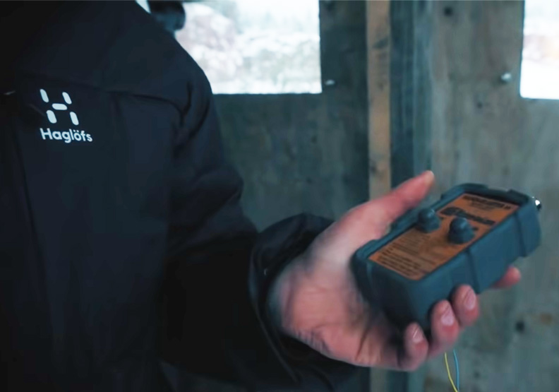 特斯拉車主一鍵終結8年「車命」。擷取自Pommijätkät YouTube