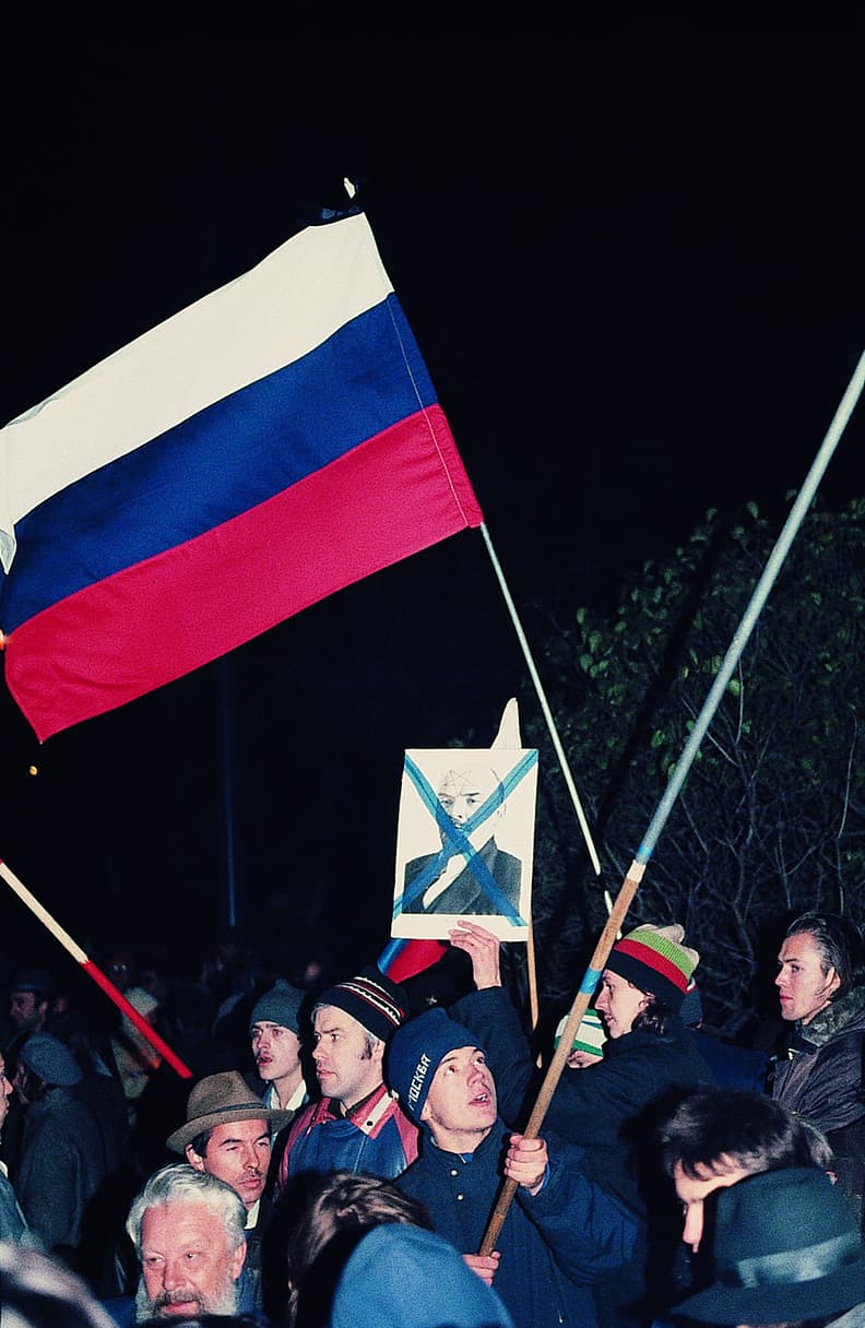 前蘇聯晚期，社會、經濟動盪，抗爭不斷。這批抗議群眾，高舉臉上畫了個大叉的列寧頭像。許月瑛攝