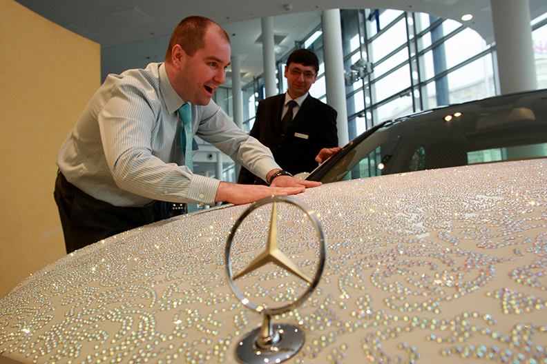 告別共產世界，資本主義的炫富心態便明目張膽起來。這輛賓士車上，鑲了滿滿的施華洛世奇水晶。陳之俊攝