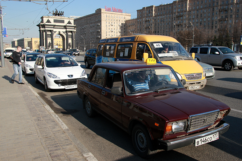 大街上，仍可見到前蘇聯時期的舊車款。陳之俊攝